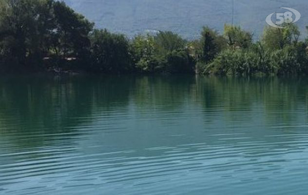 Bimbo sta per annegare nel lago di Telese, ciclista si tuffa in acqua e lo salva