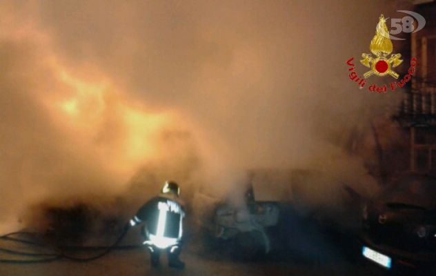 Avellino, tre auto a fuoco nel cortile di un palazzo