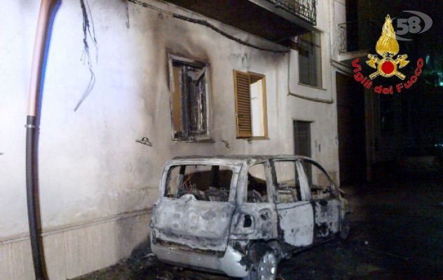 Sperone, auto a fuoco. Danni anche all'edificio