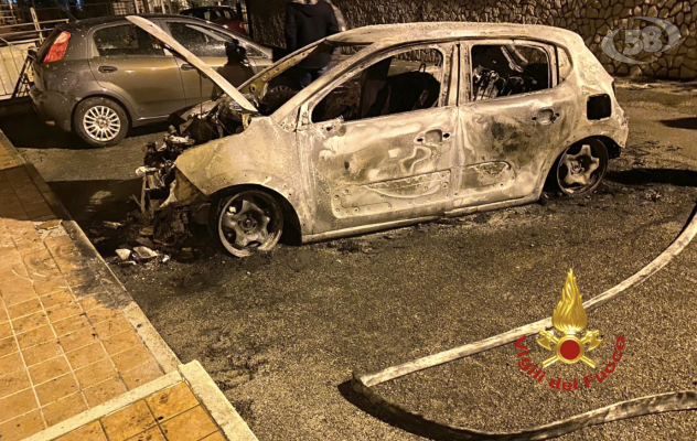 Auto in fiamme nella notte, danni a veicoli e ad un edificio