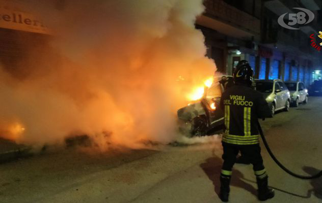 A fuoco auto in sosta: intervengono i Vigili dei Fuoco