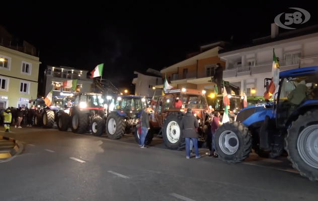 La protesta dei trattori invade le strade Tricolle /VIDEO