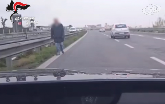 Vagava senza meta tra le auto in sorpasso sull'asse mediano, 80enne salvato dai Carabinieri/VIDEO