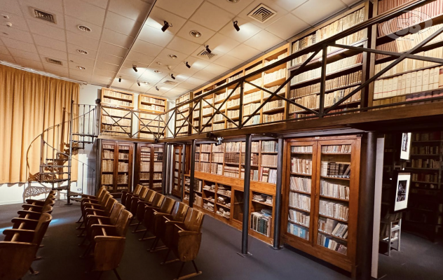 Fondazione Biogem presenta biblioteca di circa 18mila volumi