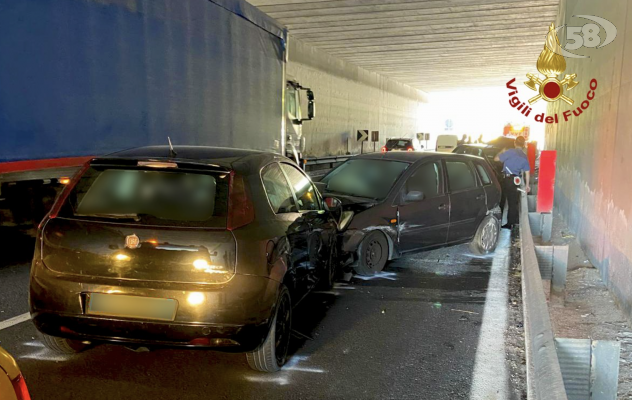 Fondo Valle Sele, incidente con tre auto coinvolte: un ferito