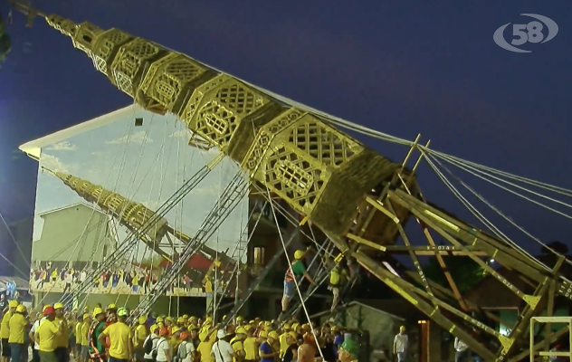 A Flumeri lo spettacolo dell'Alzata del Giglio /VIDEO