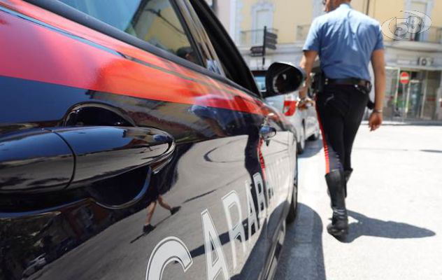 Tenta di aggredire carabinieri e sanitari con estintore e spranga di ferro, bloccato 31enne 