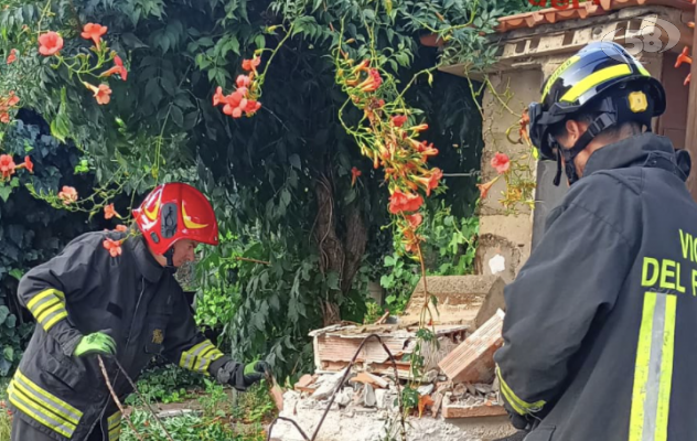 Crolla una tettoia, donna salvata dai caschi rossi