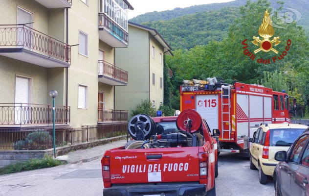 Resta bloccato nell'ascensore, trovato senza vita