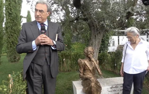 Una statua di bronzo per Montalcini, "madrina" di Biogem