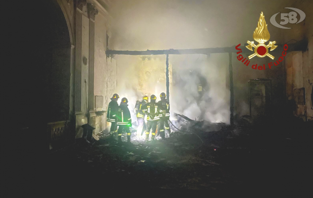 Chiesa in fiamme, Don Antonio promette: "Tornerà al suo antico splendore"