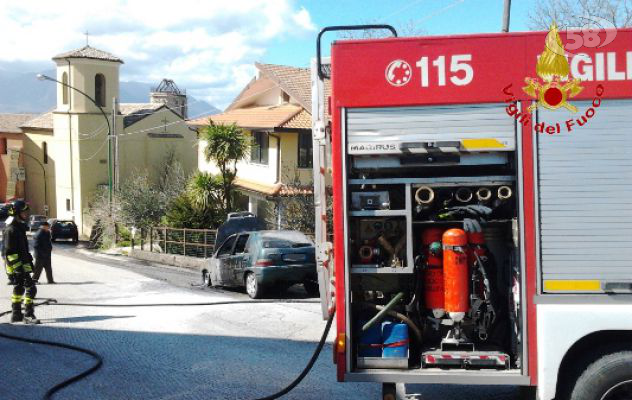 Montefalcione, auto va a fuoco durante la marcia