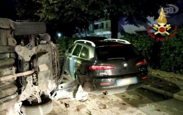 Sbanda, si ribalta e finisce contro un'auto in sosta