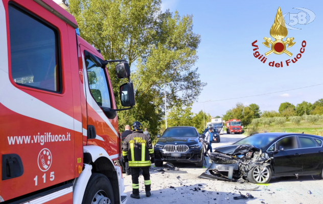 Scontro tra auto sulla Provinciale, due in ospedale