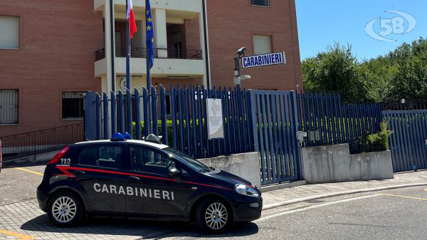 Pugni e schiaffi alla fidanzata, divieto di dimora per un 28enne