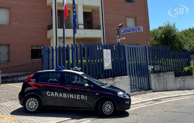 Pugni e schiaffi alla fidanzata, divieto di dimora per un 28enne