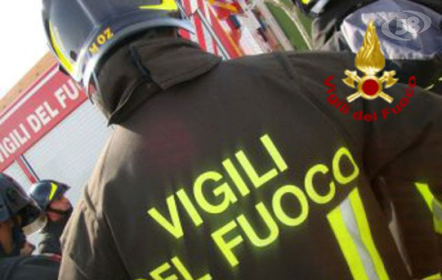 Lauro, auto a fuoco nella notte. Sul posto Carabinieri e Vigili del Fuoco