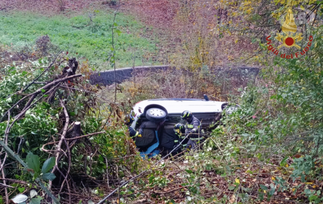 Sbanda e finisce fuori strada, giovane in ospedale