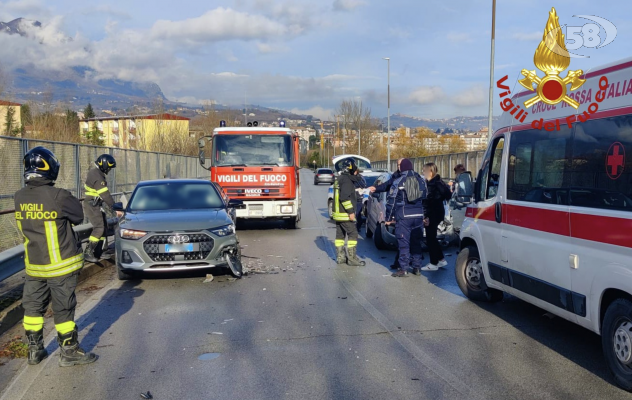 Violento impatto tra auto, due in ospedale