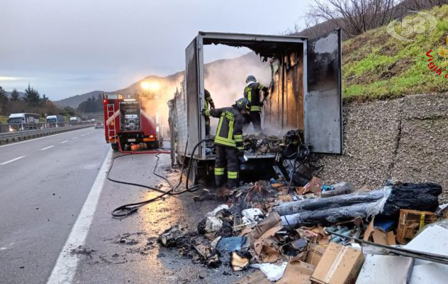 Monteforte Irpino, sull’A16 veicolo in fiamme