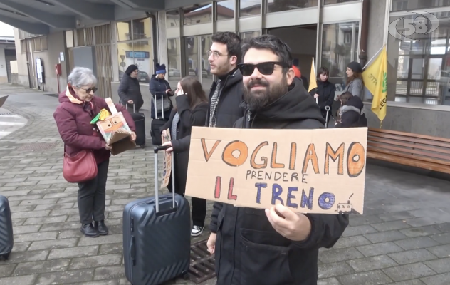 "Vogliamo prendere il treno", sit-in per la ferrovia ad Avellino