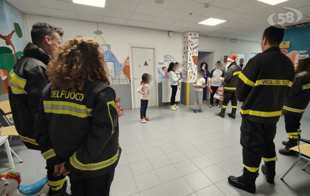 Babbo Natale nel reparto pediatria del "Frangipane" grazie ai caschi rossi