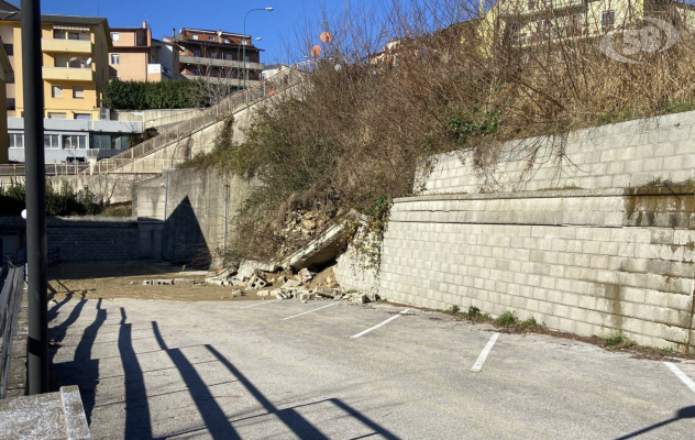 Ariano, crolla muro di contenimento in via Fontananuova