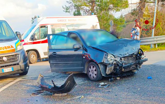 Violento impatto, auto si ribalta: tre in ospedale