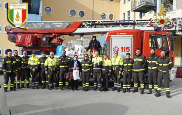 Le Befana dei Vigili del Fuoco nel reparto di Pediatria