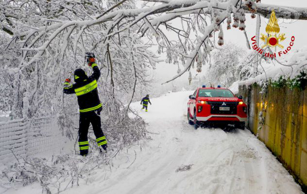 Neve sull'Irpinia, disagi alla viabilità: caschi rossi in campo