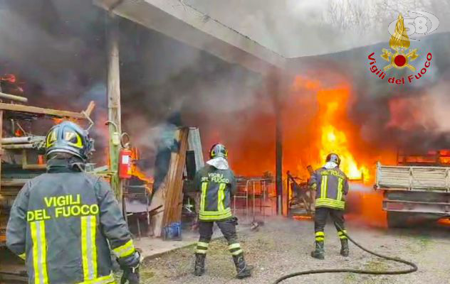 Deposito edile in fiamme, Vigili del Fuoco in campo