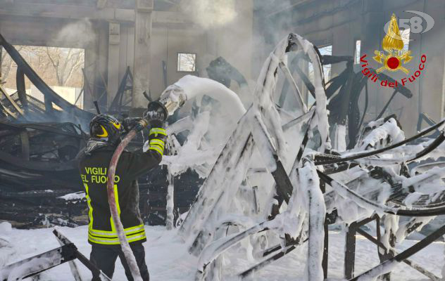 Spento dopo 35 ore l'incendio del capannone di Sperone