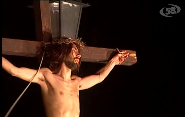 Sturno, si rinnova la tradizione della Via Crucis vivente/Video