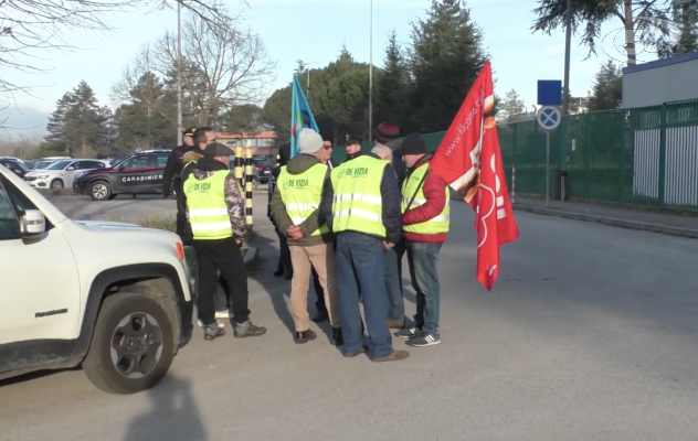 Protesta degli addetti alle pulizie davanti ai cancelli della Menarini