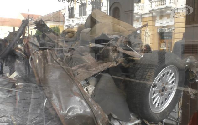 Strage di Capaci, i resti dell'auto del giudice Falcone in città. Montinaro agli studenti: "Diffondete legalità"/VIDEO