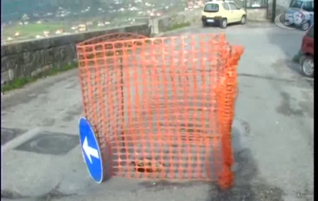 Ariano, piccola voragine in via Parzanese: la preoccupazione dei residenti/Video