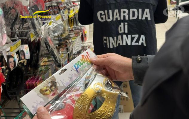 Sequestrati oltre 95mila articoli, blitz della Finanza: scattano anche sanzioni