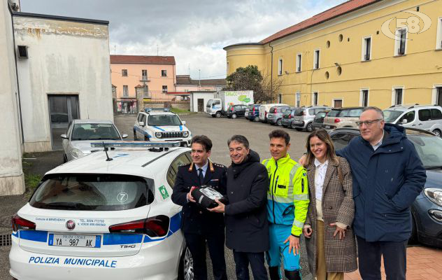 Polizia municipale cardioprotetta, l'Asia dona al Corpo un defibrillatore