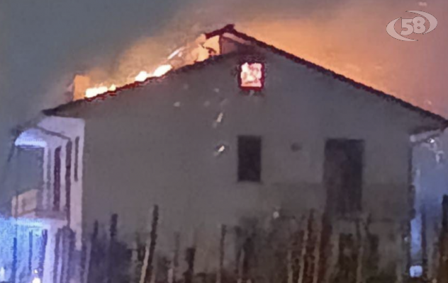 Abitazione in fiamme a Paternopoli, ore di lavoro per i caschi rossi