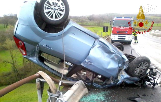 Nuovo incidente sulla A16, madre e figlia si schiantano contro il guard rail