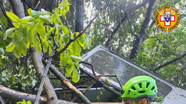 Tragedia sul Monte Faito, si spezza un cavo della funivia: 4 morti 