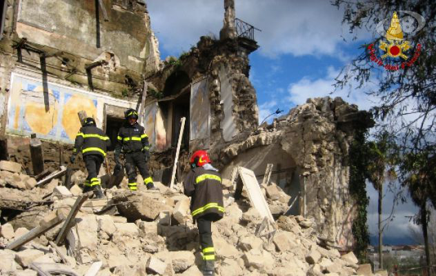 Avellino, crolla un'ala di Villa Salomone per le forti piogge. Nessun ferito