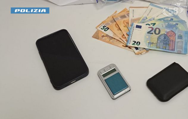 Gettano cocaina dal finestrino, giovani inseguiti e arrestati dalla Polizia