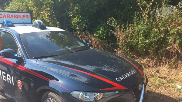 Cadavere carbonizzato trovato all'interno di un'auto
