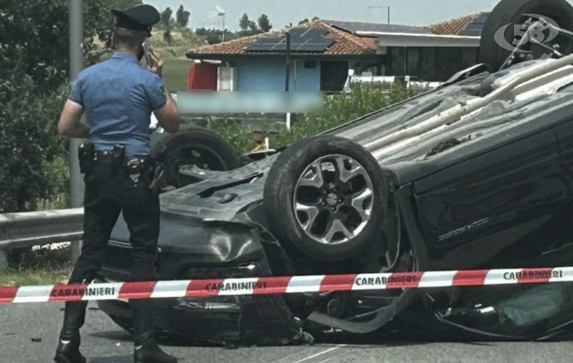 Auto perde il controllo e si ribalta, due feriti