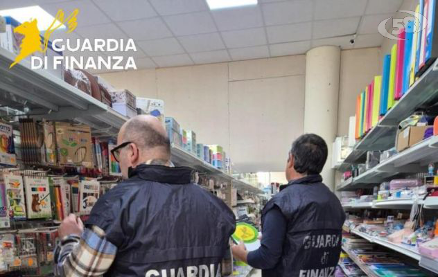 Prodotti contraffatti, lavoratori in nero: blitz della Finanza