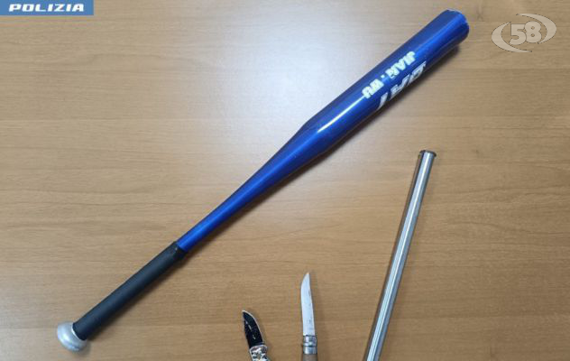 Una mazza da baseball e un coltello a serramanico nascosti nelle auto, beccati un 56enne e un 30enne