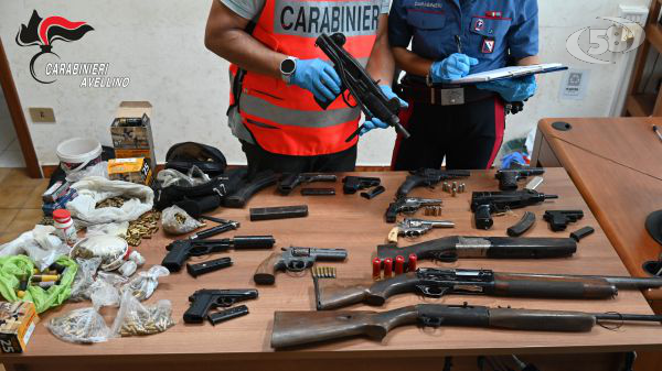 Arsenale in un immobile: Carabinieri sequestrano mitragliatrice, pistole e fucili