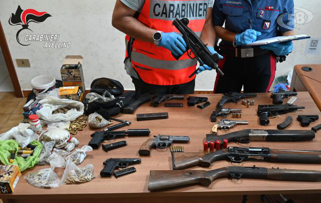 Arsenale in un immobile: Carabinieri sequestrano mitragliatrice, pistole e fucili