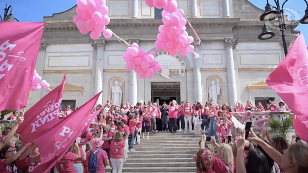 In marcia per la prevenzione. In migliaia alla Camminata Rosa